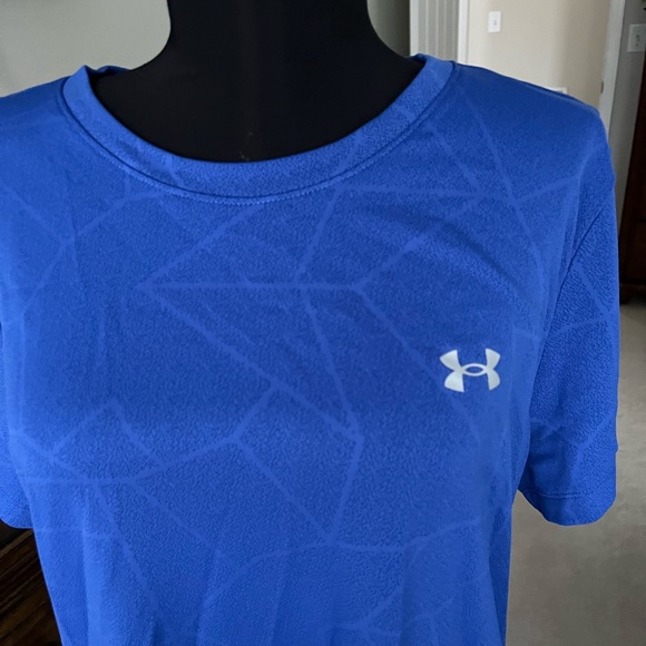 UA women’s workout tee - Picture 2 of 3